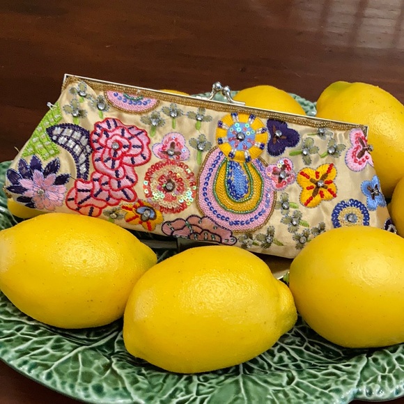 Idk! Handbags - Festive clutch!